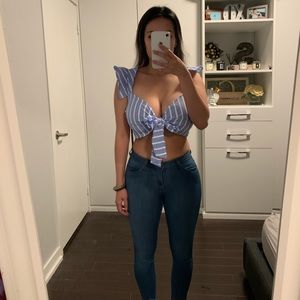 Crop top and jeans outfit